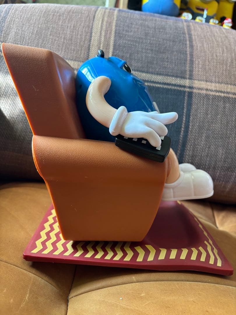 M&M's ディスペンサー　青椅子