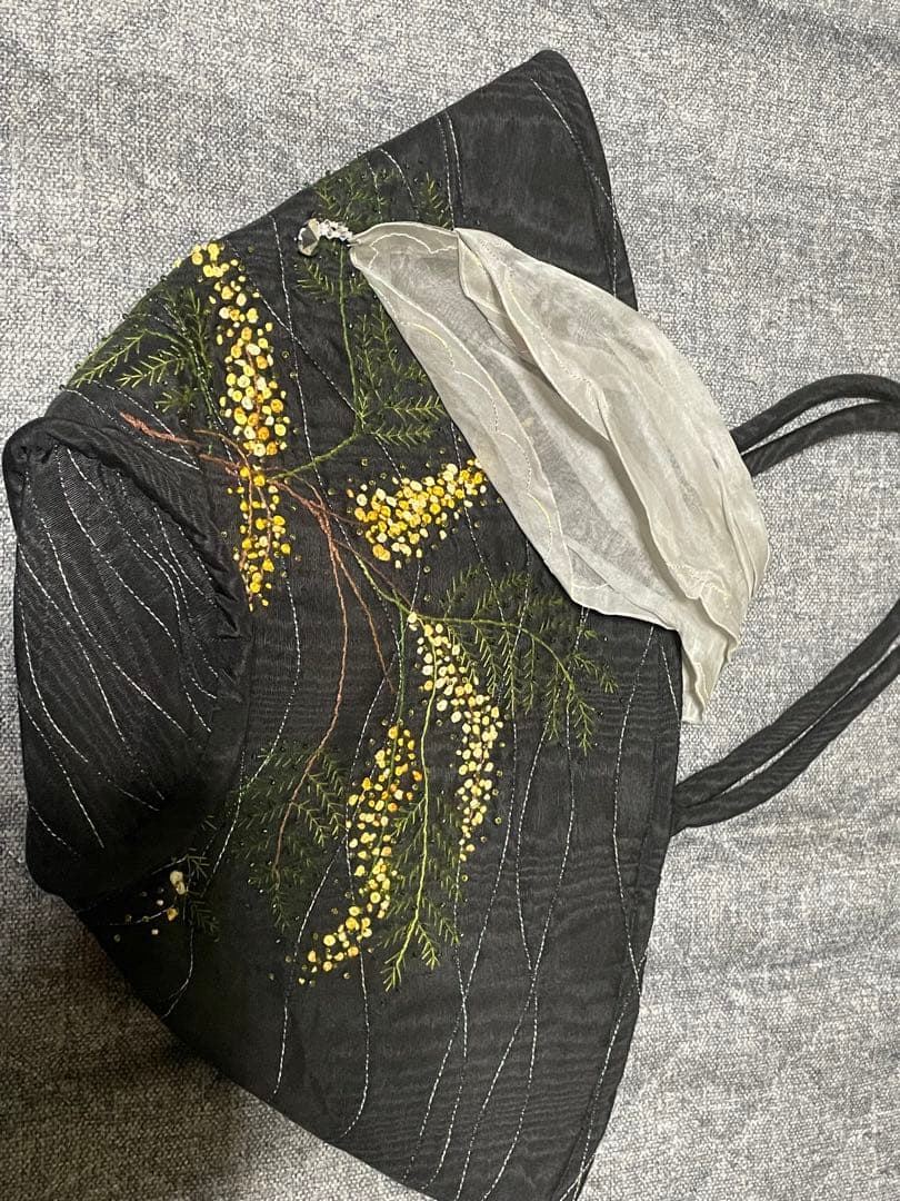 ミモザ刺繍の黒キルティングエコバッグ