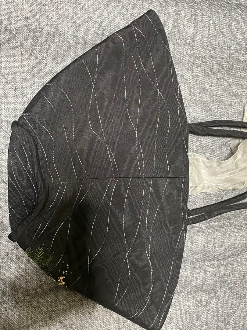 ミモザ刺繍の黒キルティングエコバッグ