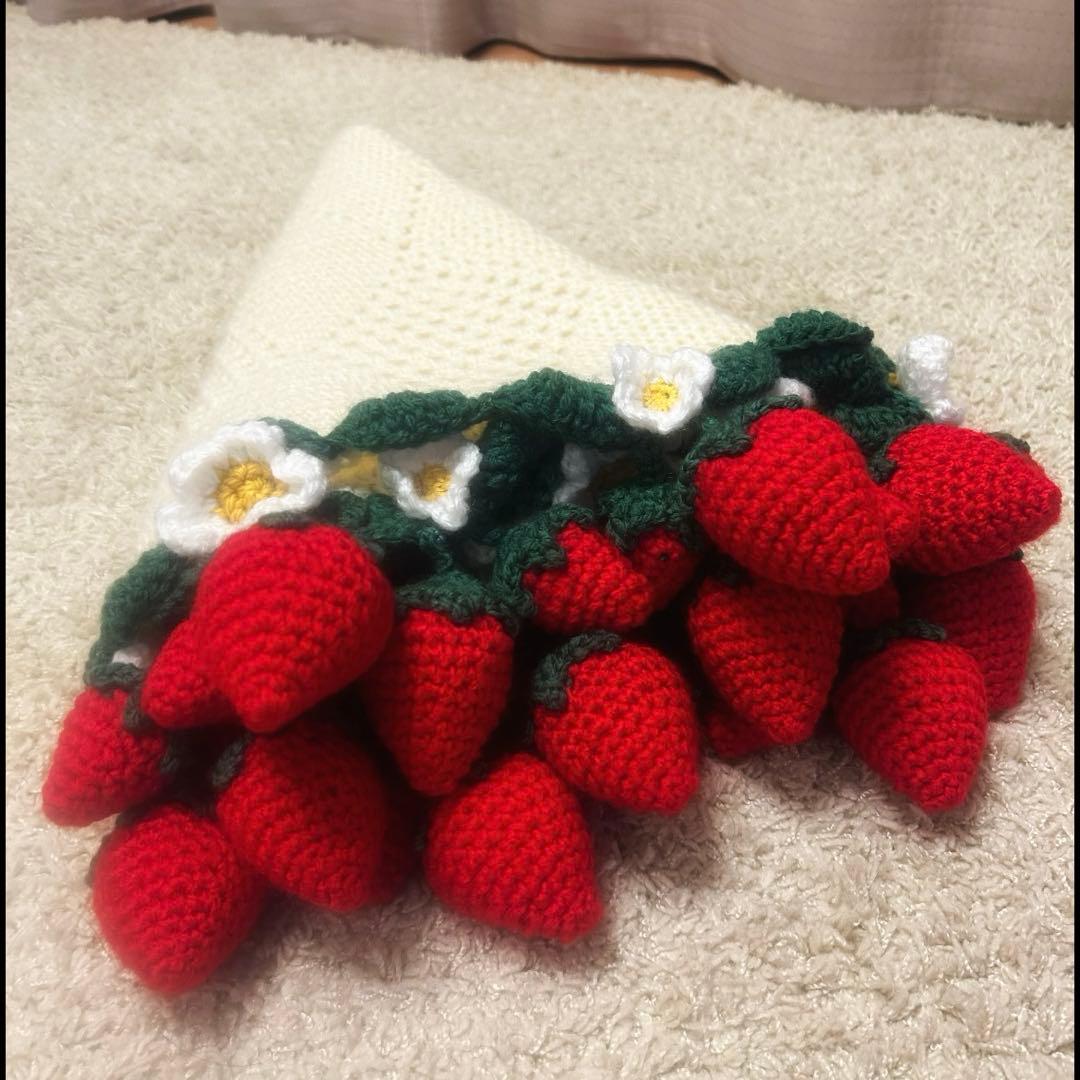 【8日まで】花束ブランケット　　いちご　ハンドメイド　編み物 110cm