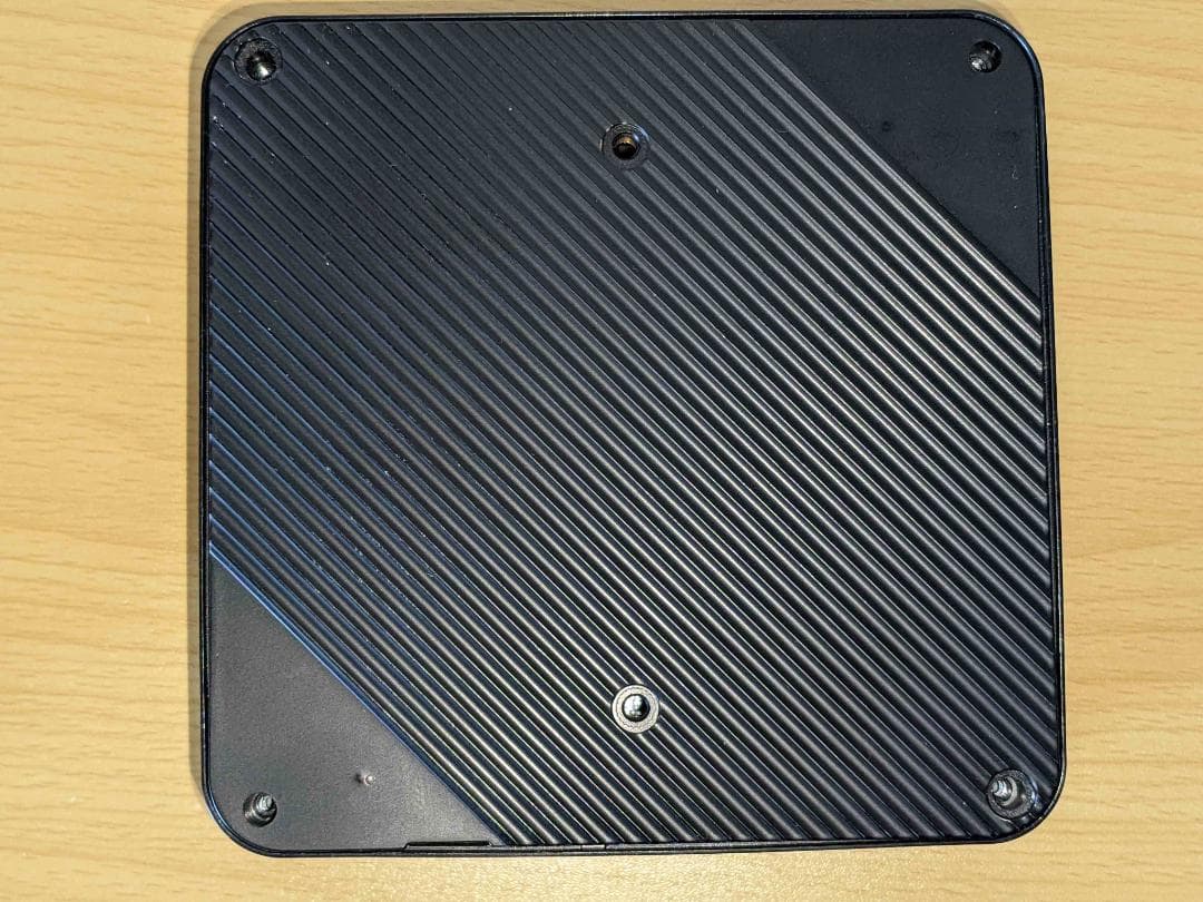 MINISFORUM UM560XT ミニPC
