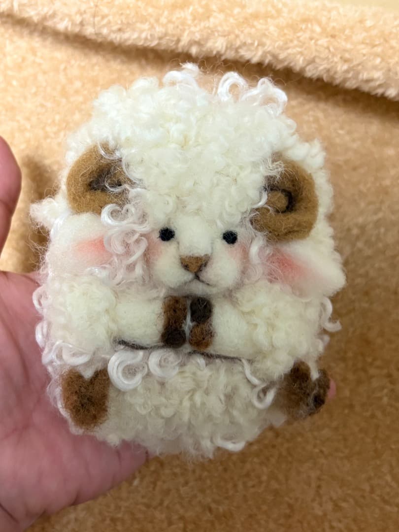 羊毛フェルトご飯に擬態した羊と羊ブローチ【ハンドメイド