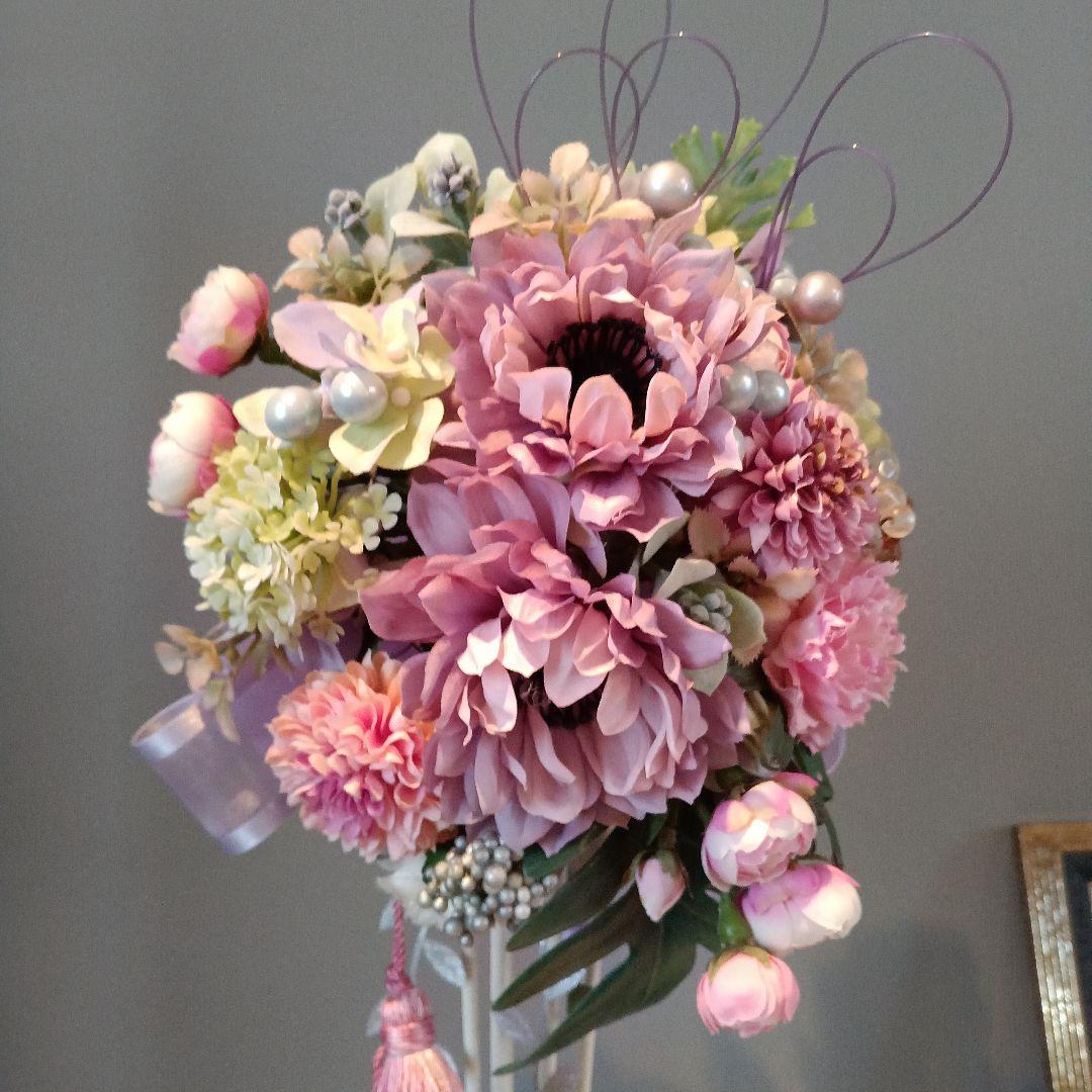 フラワーアレンジメント　花台座付き（ピンク系）花束:ブーケ　アートフラワー