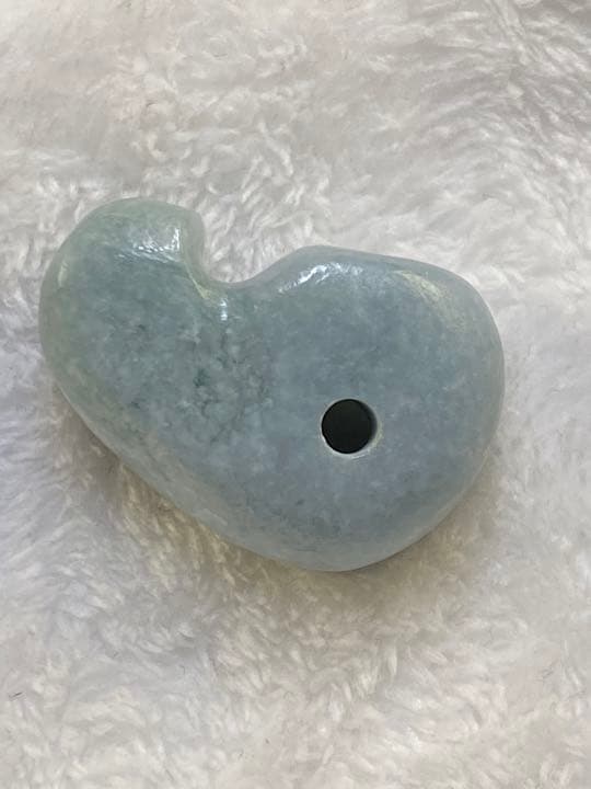 卯堂　勾玉　手磨き1点物　糸魚川翡翠　透過する原石から加工　モアイ像似