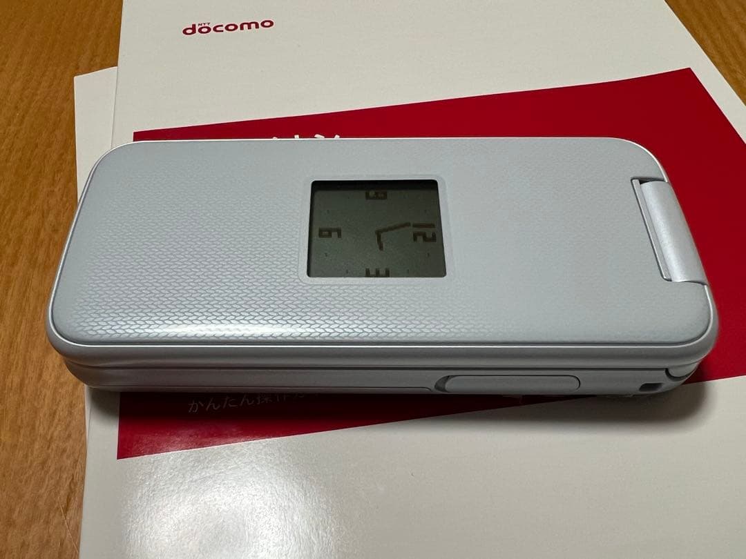 ドコモ　らくらくホン　F-01M　4G対応　純正ホルダー付　アダプター付き