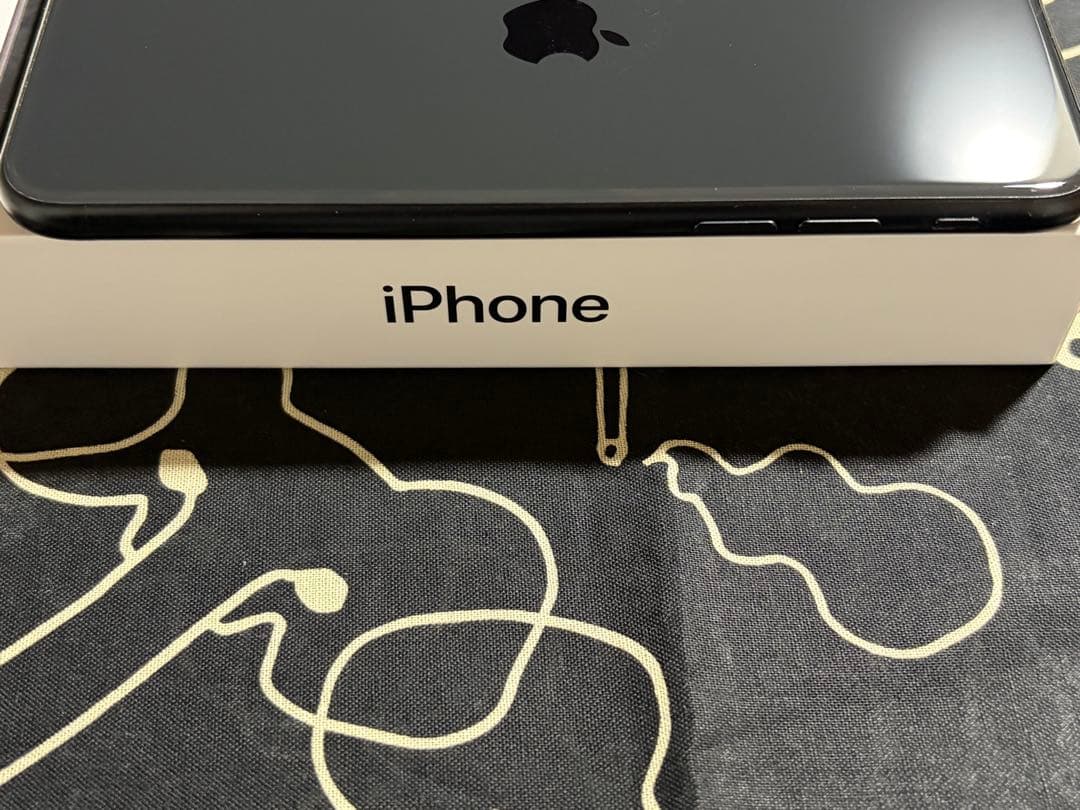 Apple iPhone SE (第2世代) ブラック 未使用ケーブル、箱付き