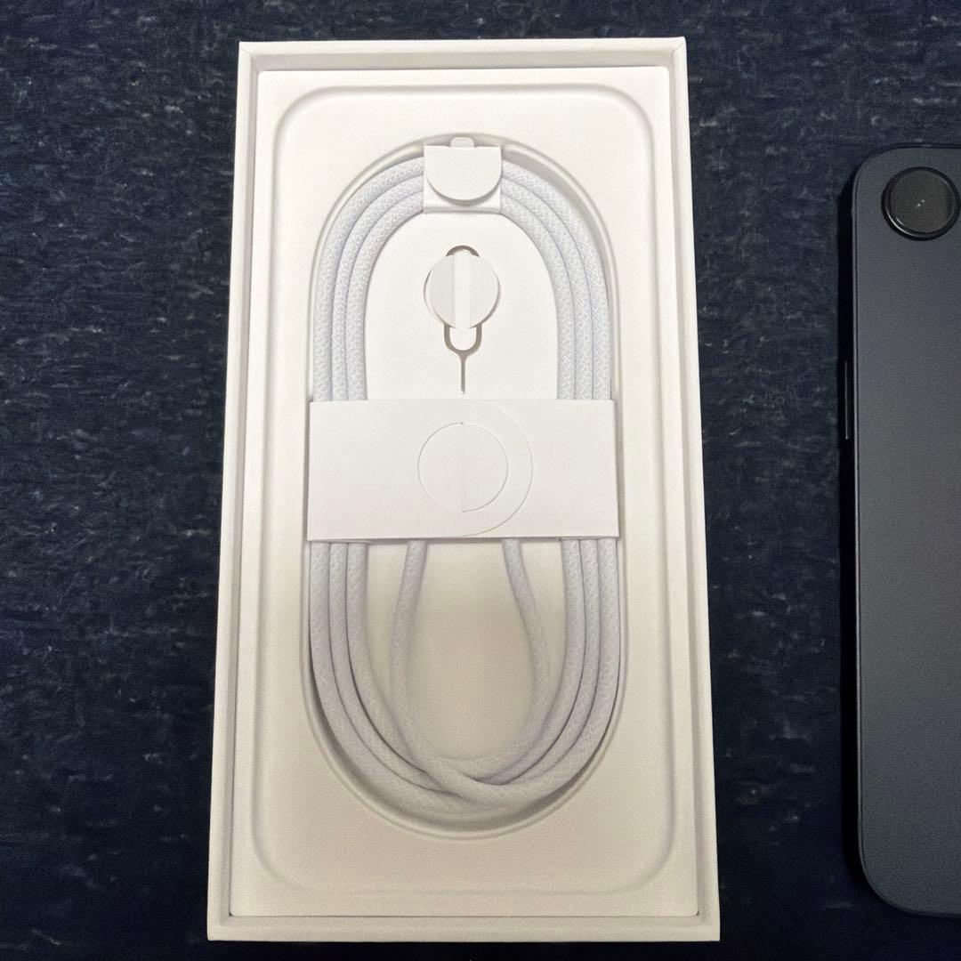 充電5回⭐︎iPhone 16e ブラック128gb ほぼ未使用⭐︎おまけ付き