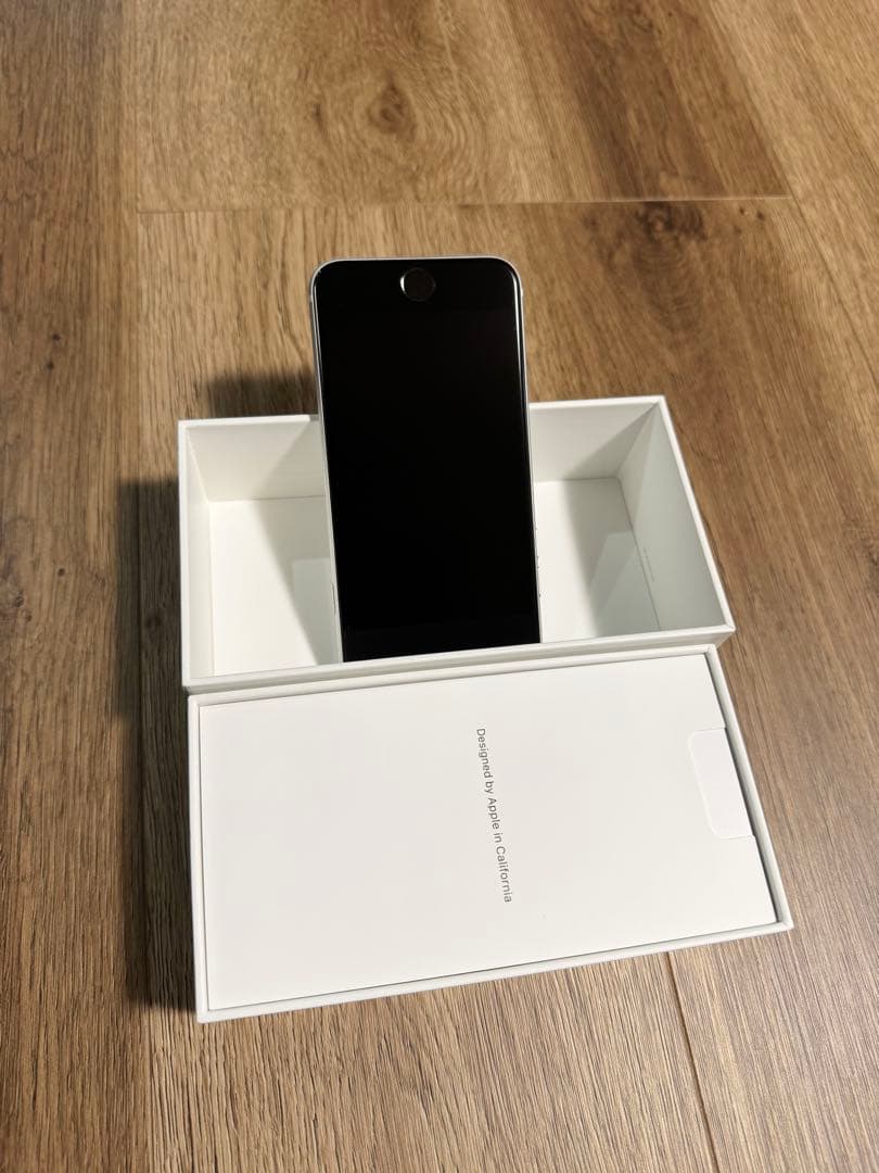 【iPhone SE 64GB 】白ロム SIMフリー 初期化済み箱・イヤホン付