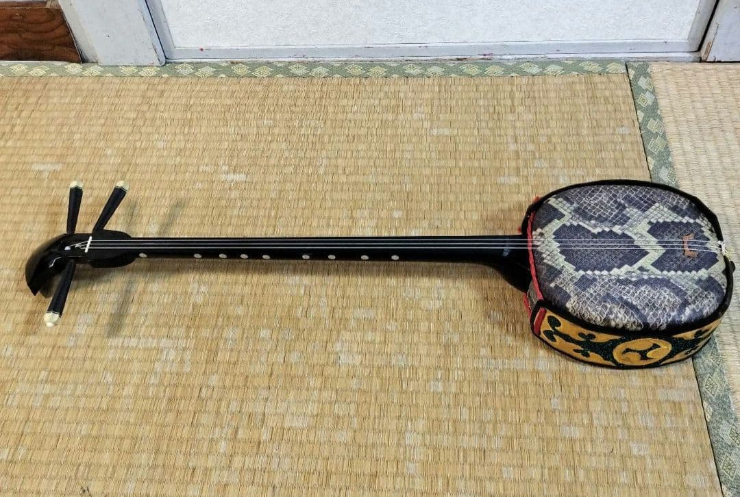 沖縄三線　縞黒檀（カマゴン）　真壁型　付属品多数　初心者セット　すぐに弾けます