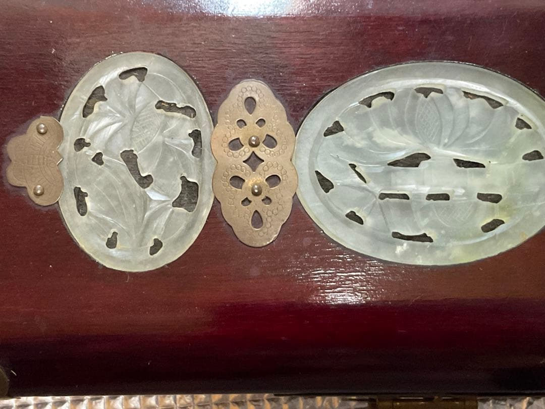 螺鈿宝石箱／長方形　菊模様。中国／上海製　【外見は綺麗、内部は多少埃あります】。