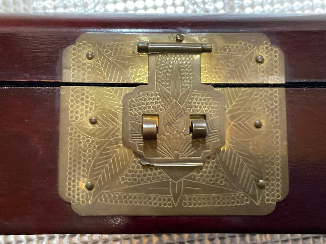 螺鈿宝石箱／長方形　菊模様。中国／上海製　【外見は綺麗、内部は多少埃あります】。
