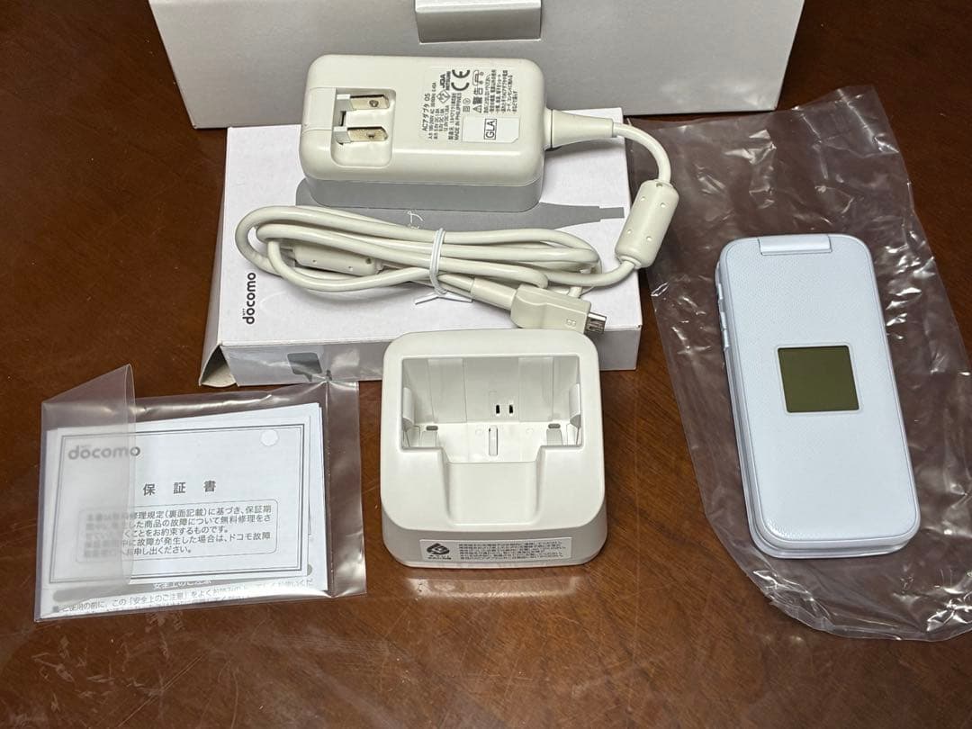 docomo らくらくフォン ホワイト 本体