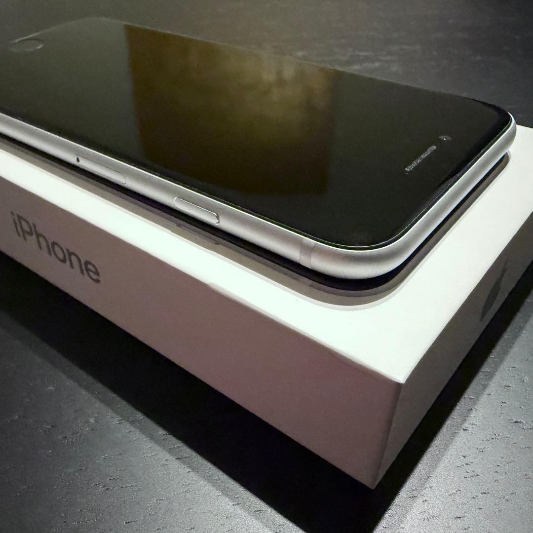極美品 iPhone SE 第2世代 SE2 SIMフリー 64GB 72%