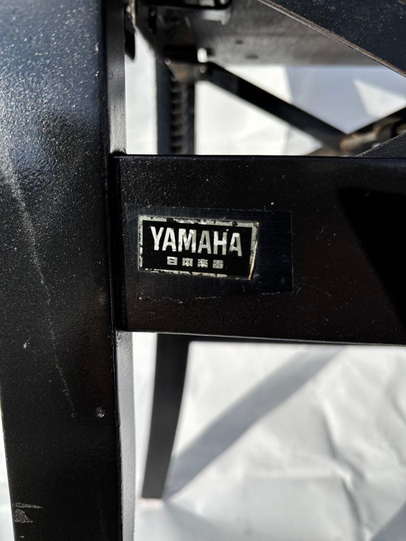 YAMAHA 背もたれ付ピアノ椅子　比較的きれい　足部フェルト付き