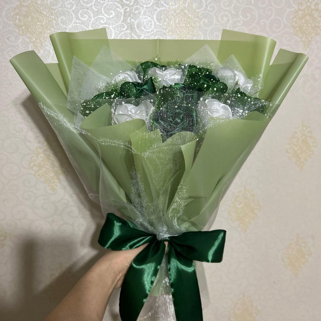 13本緑・白バラブーケ　プレゼント お祝い 枯れない花 永生薔薇　特別な人へ