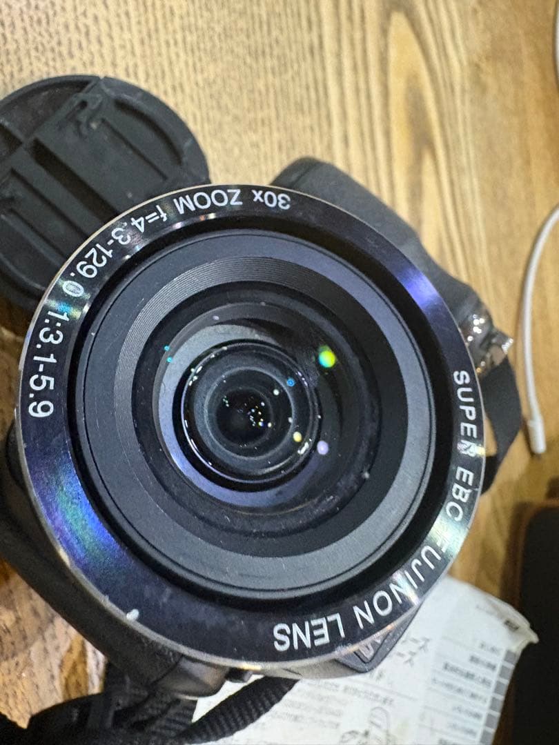 画像の製品は、富士フイルムのデジタルカメラFinePix S4000です。