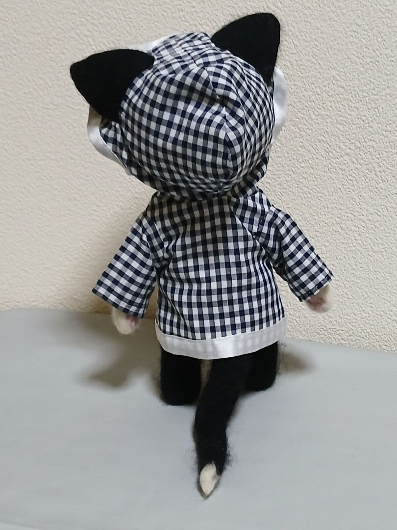 羊毛フェルト23cm　チェック柄コートの黒白猫