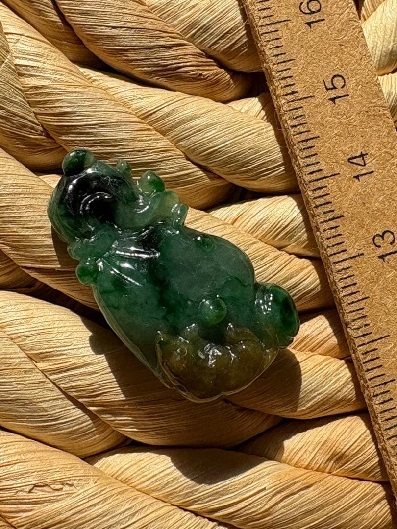 天然翡翠ルース　根付き？