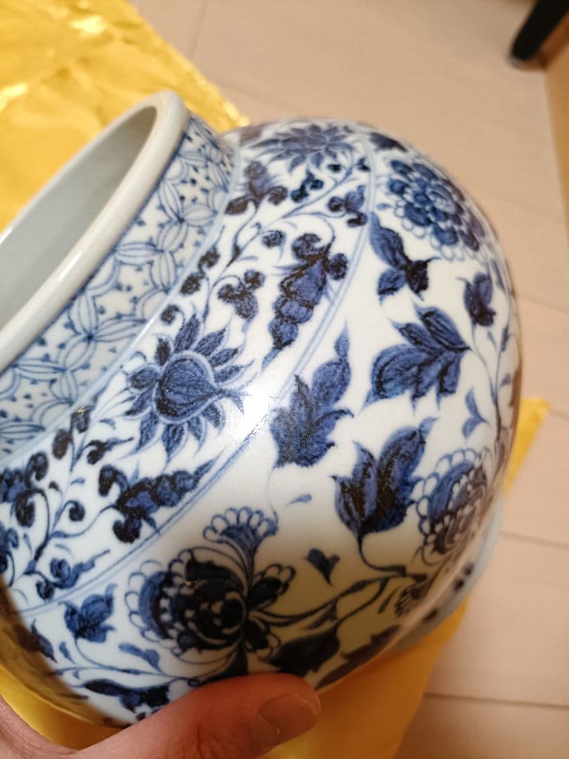 青い花柄の陶器の壺