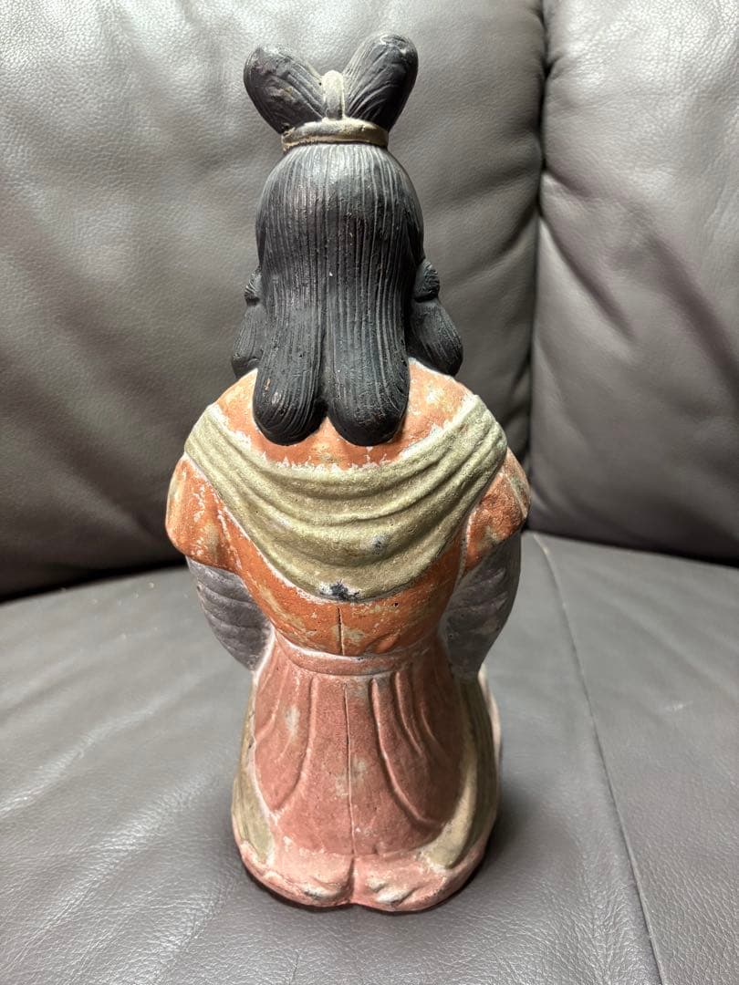 女性の置物