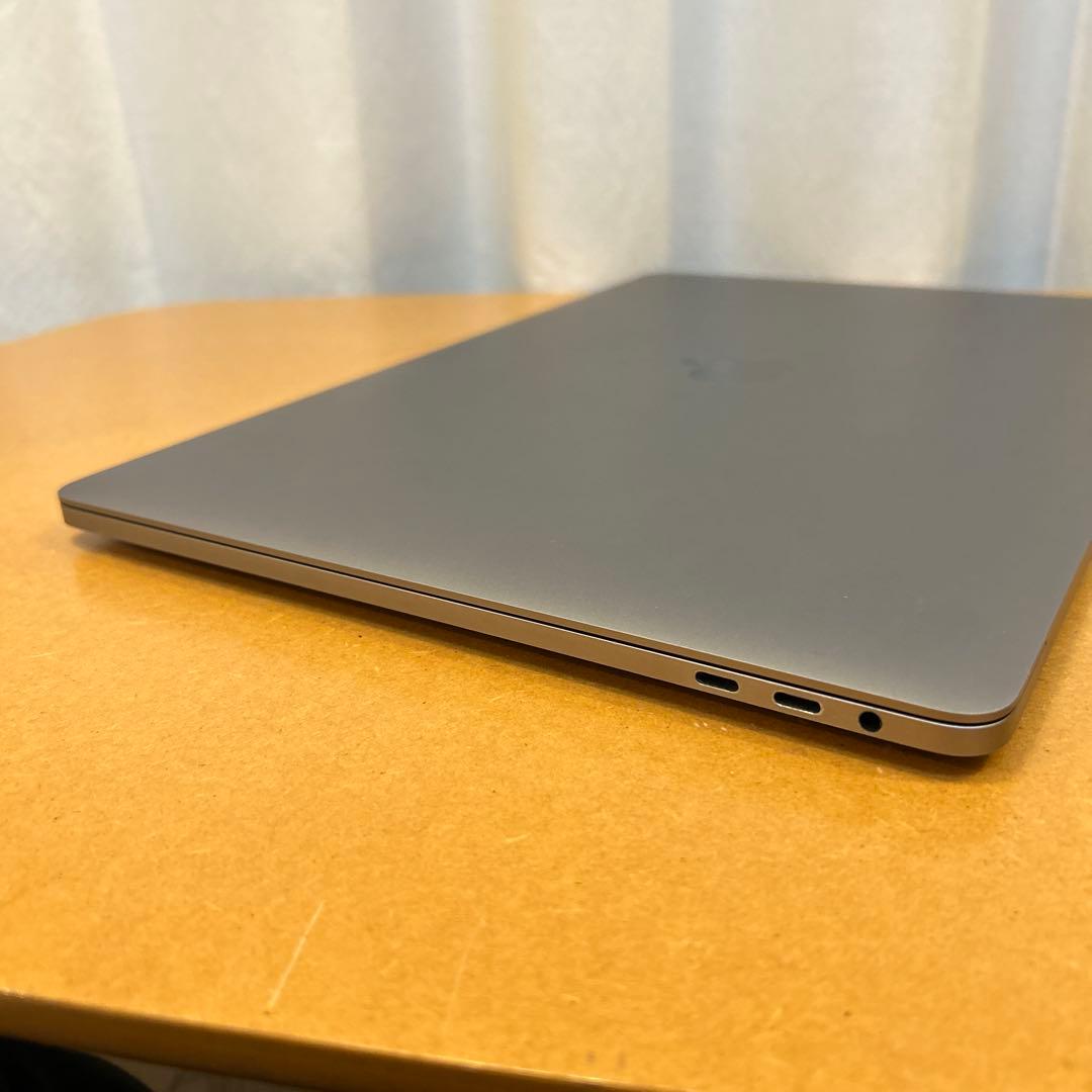 Macbook Pro 2017 15インチモデル シルバー