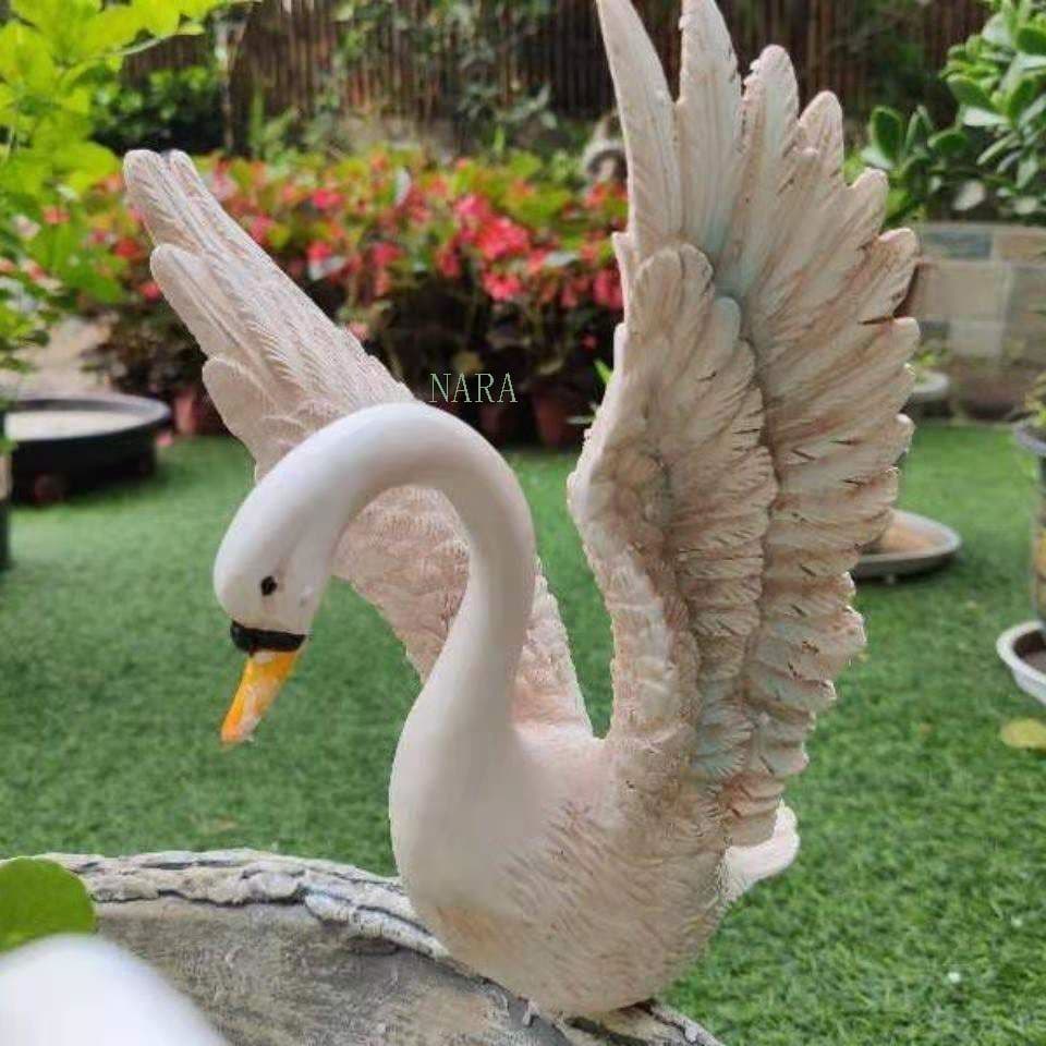 新品~白鳥の庭の置物N