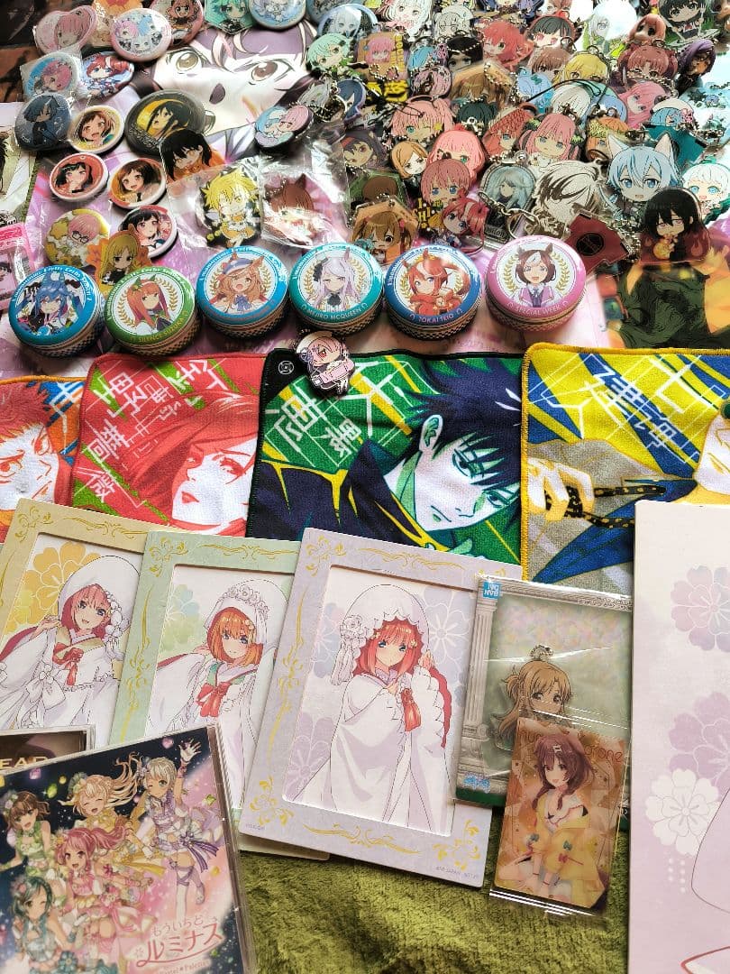 アニメグッズまとめ売り タペストリー 時計 クッション CD DVD 缶バッジ