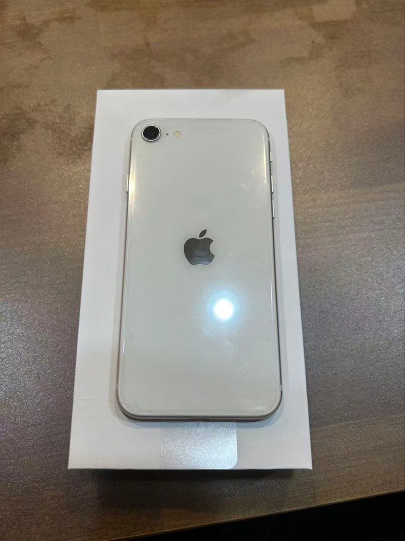 iPhoneSE第3世代、ミッドナイト、スターライト、半年保証