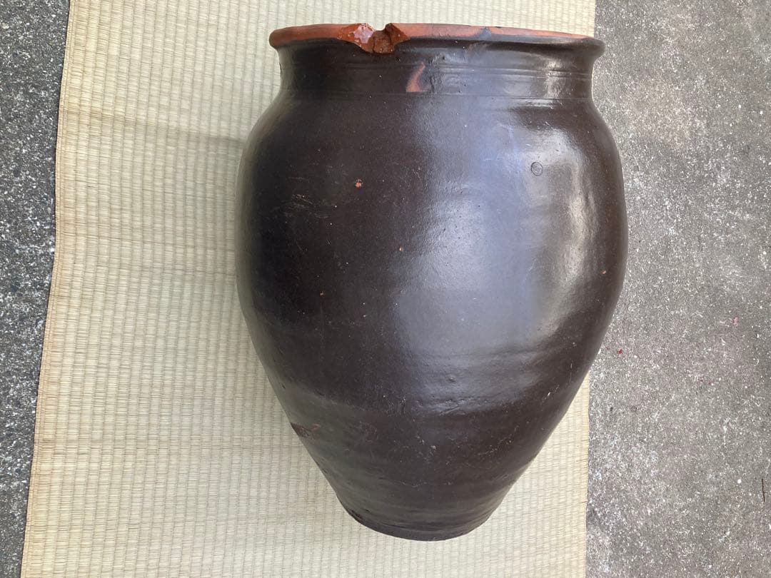 訳あり。存在感抜群！時代物 陶器の大型甕 古い壺 。茶褐色。和モダン 60センチ