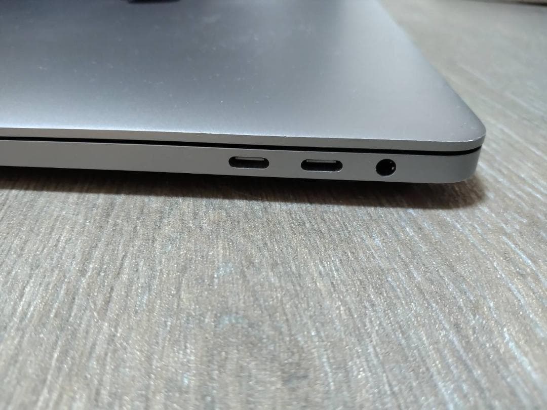 MacBook Pro 本体＋コード（画面割れあり、箱なし）