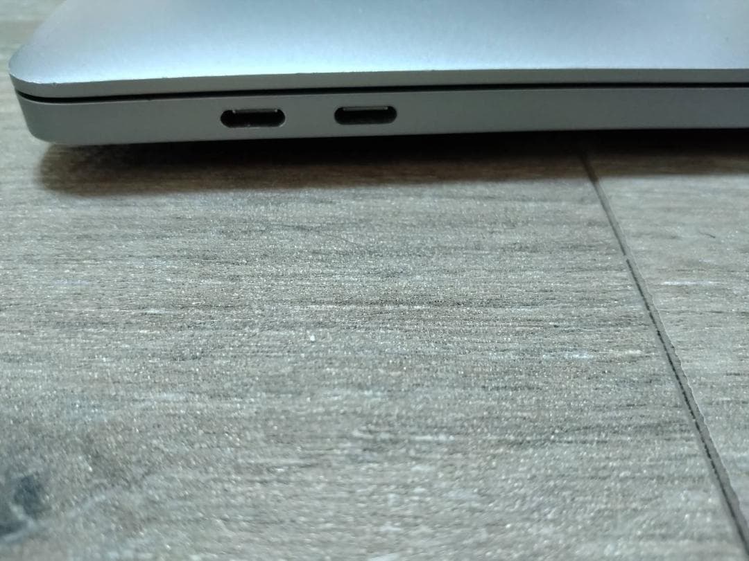 MacBook Pro 本体＋コード（画面割れあり、箱なし）