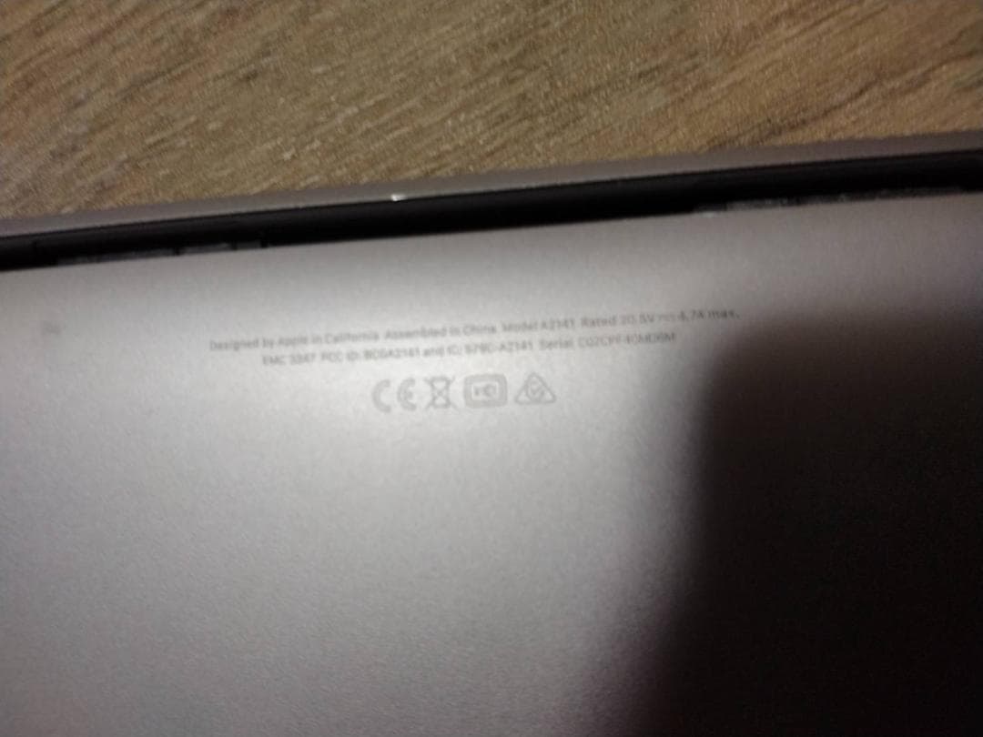 MacBook Pro 本体＋コード（画面割れあり、箱なし）