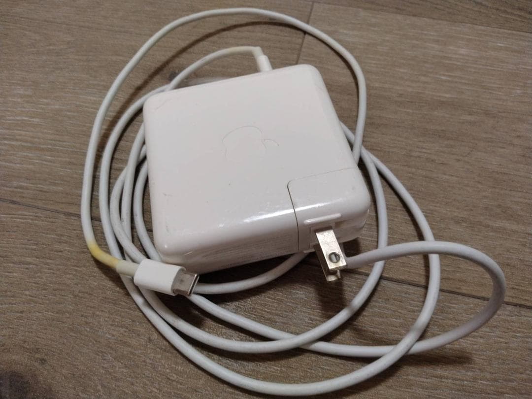 MacBook Pro 本体＋コード（画面割れあり、箱なし）