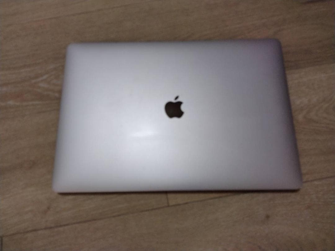 MacBook Pro 本体＋コード（画面割れあり、箱なし）