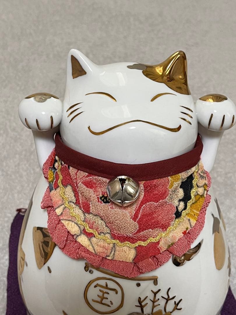 猫舎道楽堂本舗　招き猫 貯金箱　ピンクのお花柄のスタイと紫の座布団付き　陶器