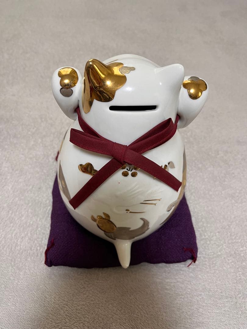 猫舎道楽堂本舗　招き猫 貯金箱　ピンクのお花柄のスタイと紫の座布団付き　陶器