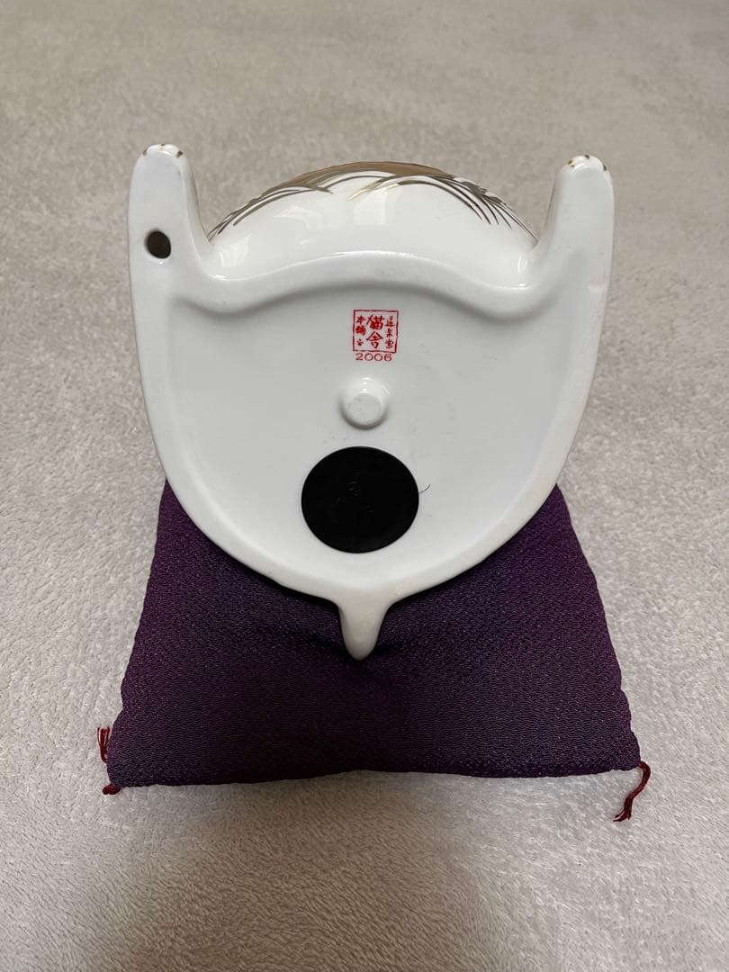 猫舎道楽堂本舗　招き猫 貯金箱　ピンクのお花柄のスタイと紫の座布団付き　陶器
