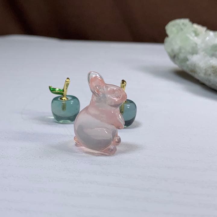 フローライト原石クラスターに住みつくローズうさぎさん