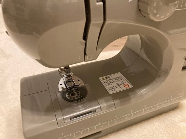 可愛いこれ一台　コンパクト　ミシン　ベージュグレージュ