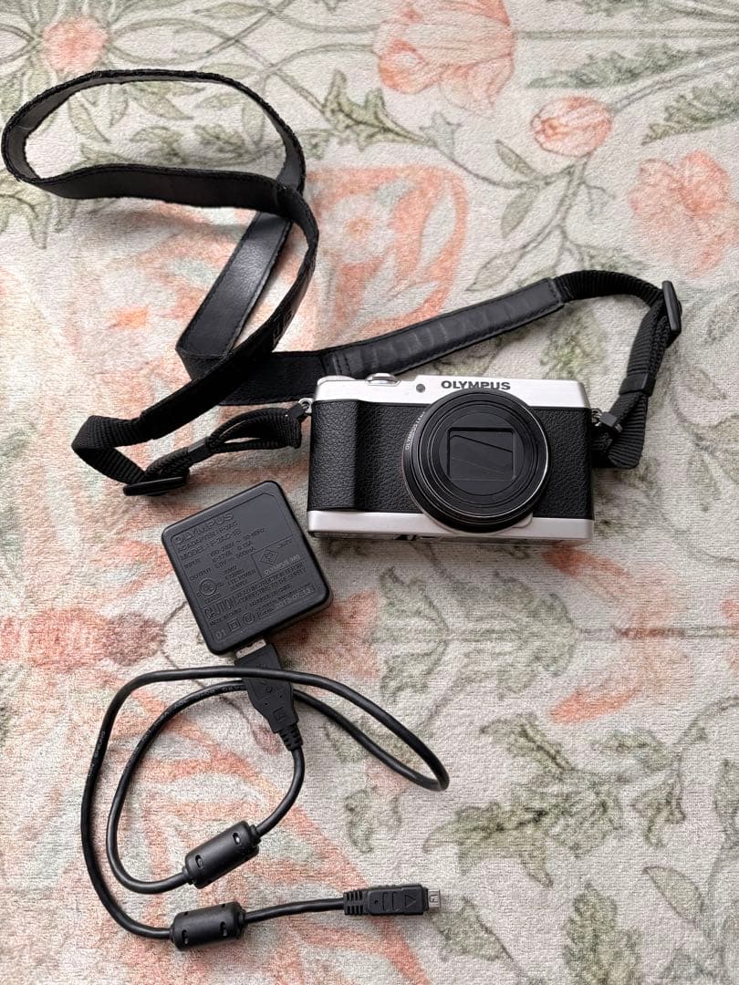 【美品】OLYMPUS オリンパス　デジタルカメラ　SH-1