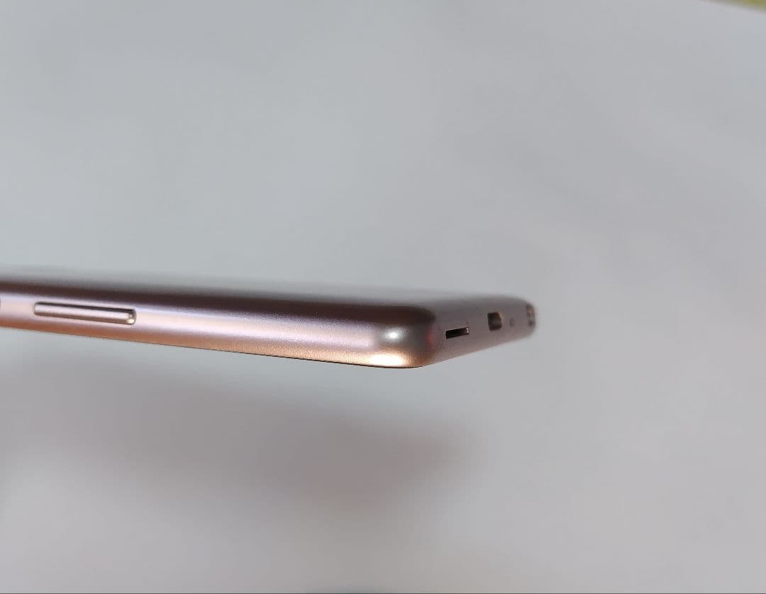 docomo AQUOS arrows F-41A ゴールド