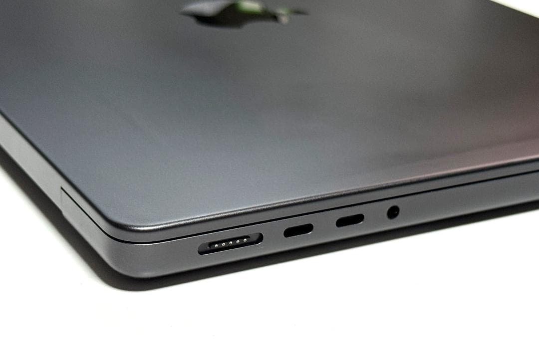 【美品】MacBook Pro M4 Max 64GB 2TB 保証2026/3