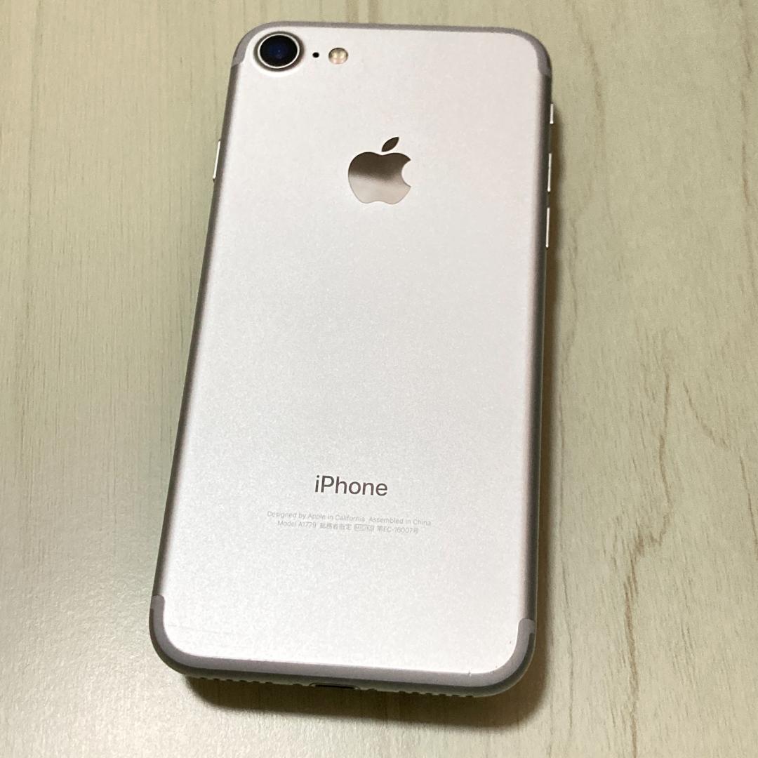 動作品 iPhone 7 シルバー 32GB SIMフリー 充電76％