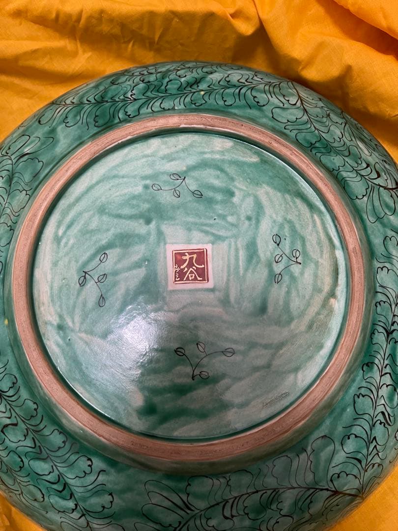 九谷焼の庄三風による在銘の大皿で、鹿と紅葉の染錦絵が見事な時代物です。