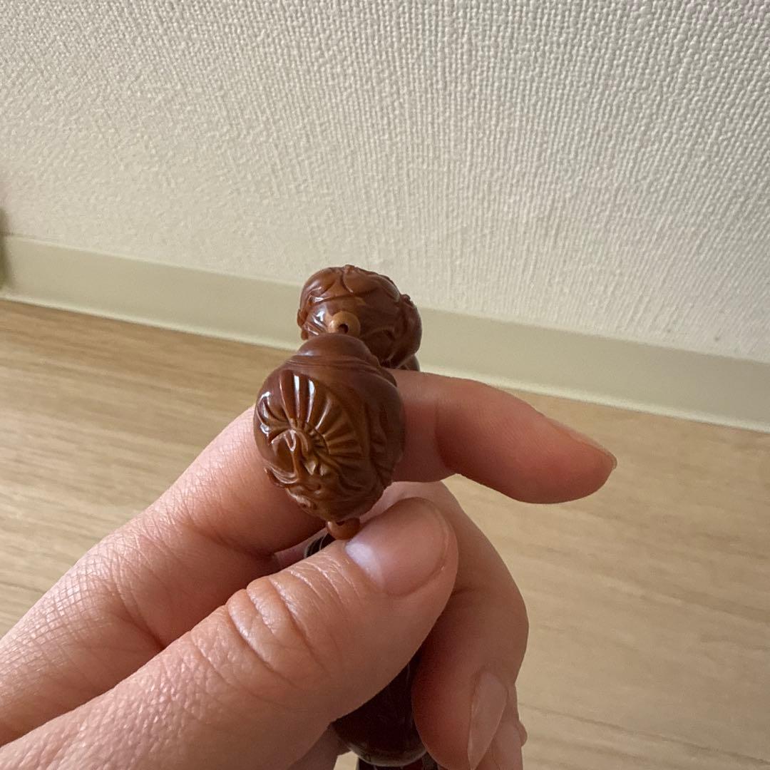 手作りのオリーブの種を使った弥勒菩薩像