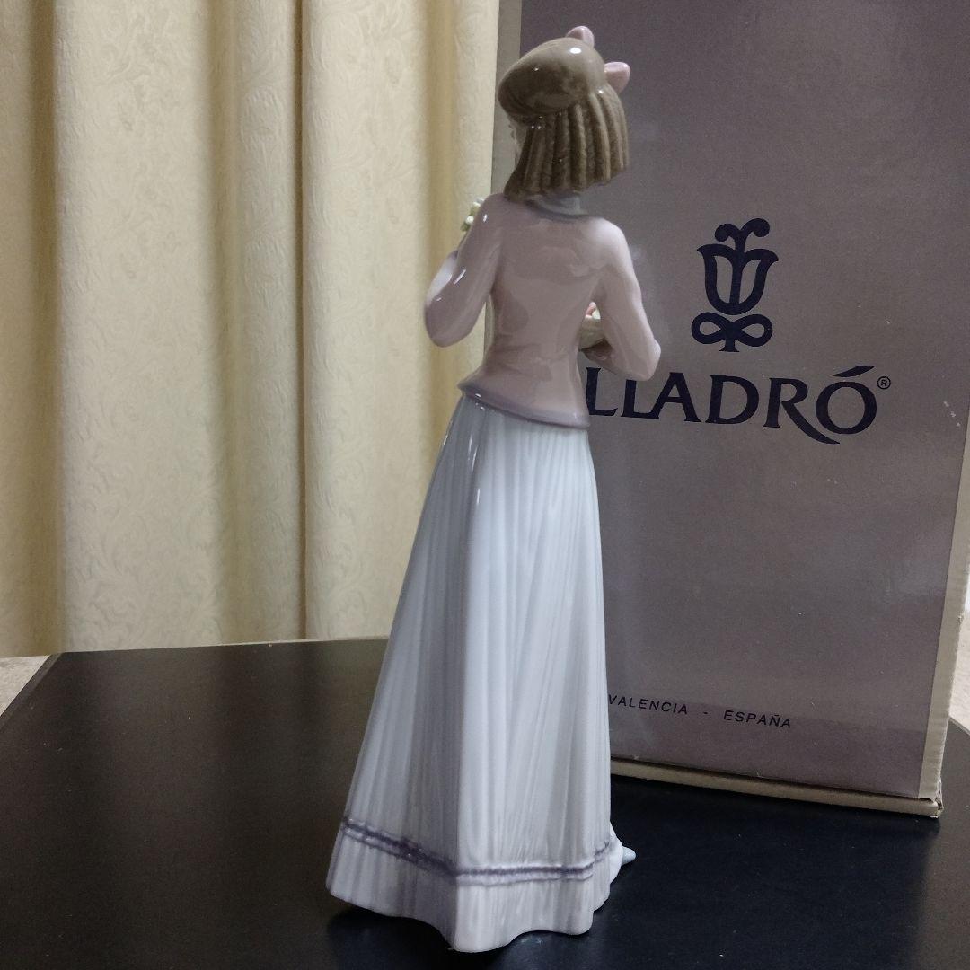 Lladro 　リヤドロ　花かごを持っ少女 箱付き　25cm
