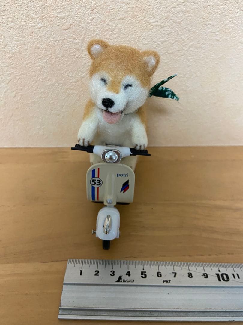 羊毛フェルト柴犬 犬 バイク ヘルメット付き