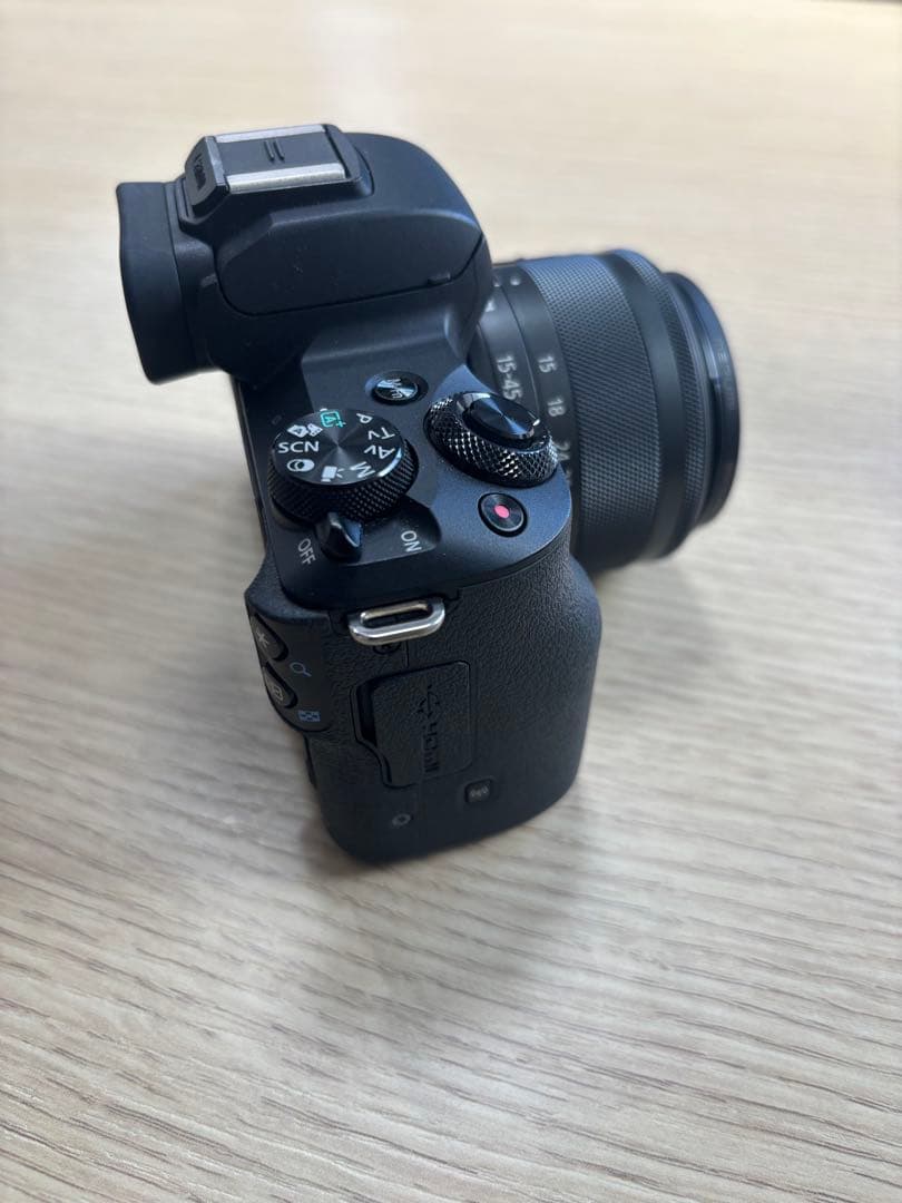 キヤノン CANON EOS kiss M レンズキット　三脚と専用ケース付