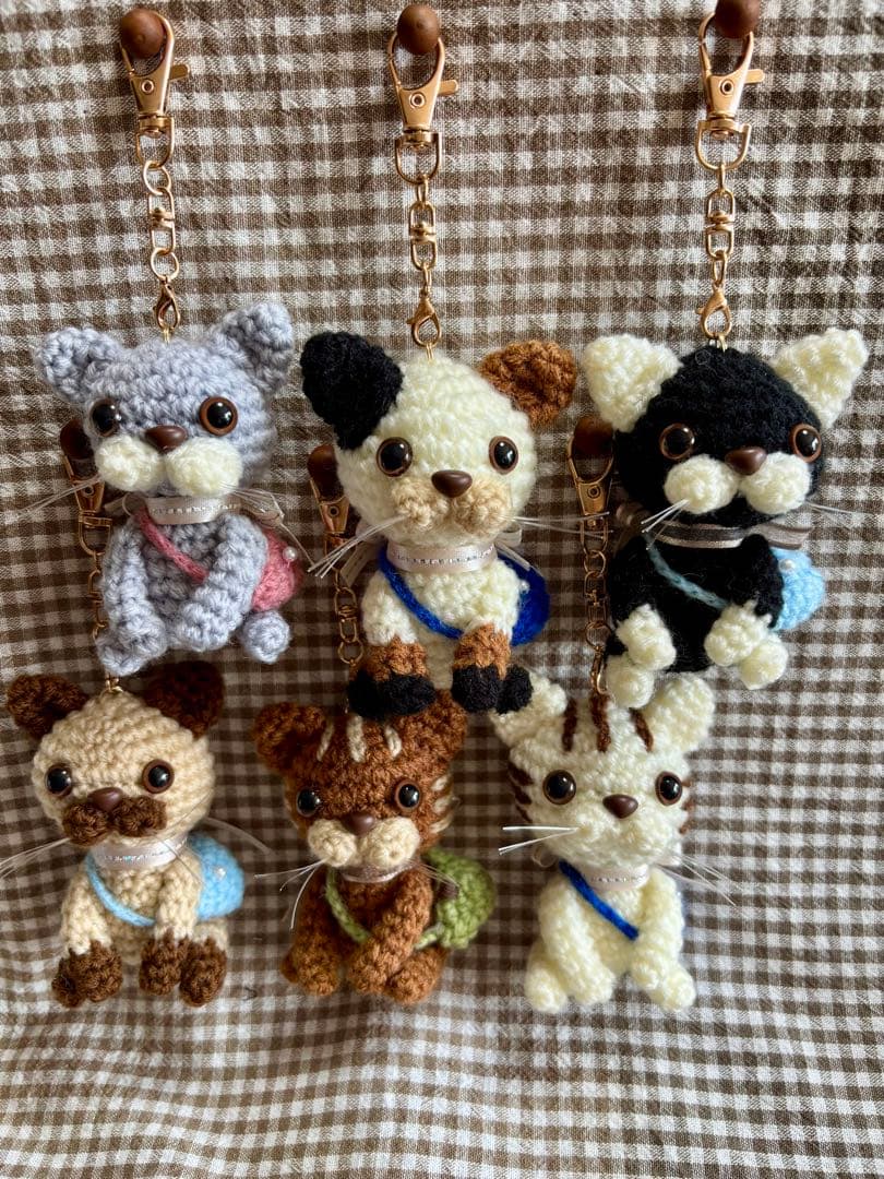 ねこあみぐるみ（キーホルダー、ミニバッグ、リボン、お花付き）