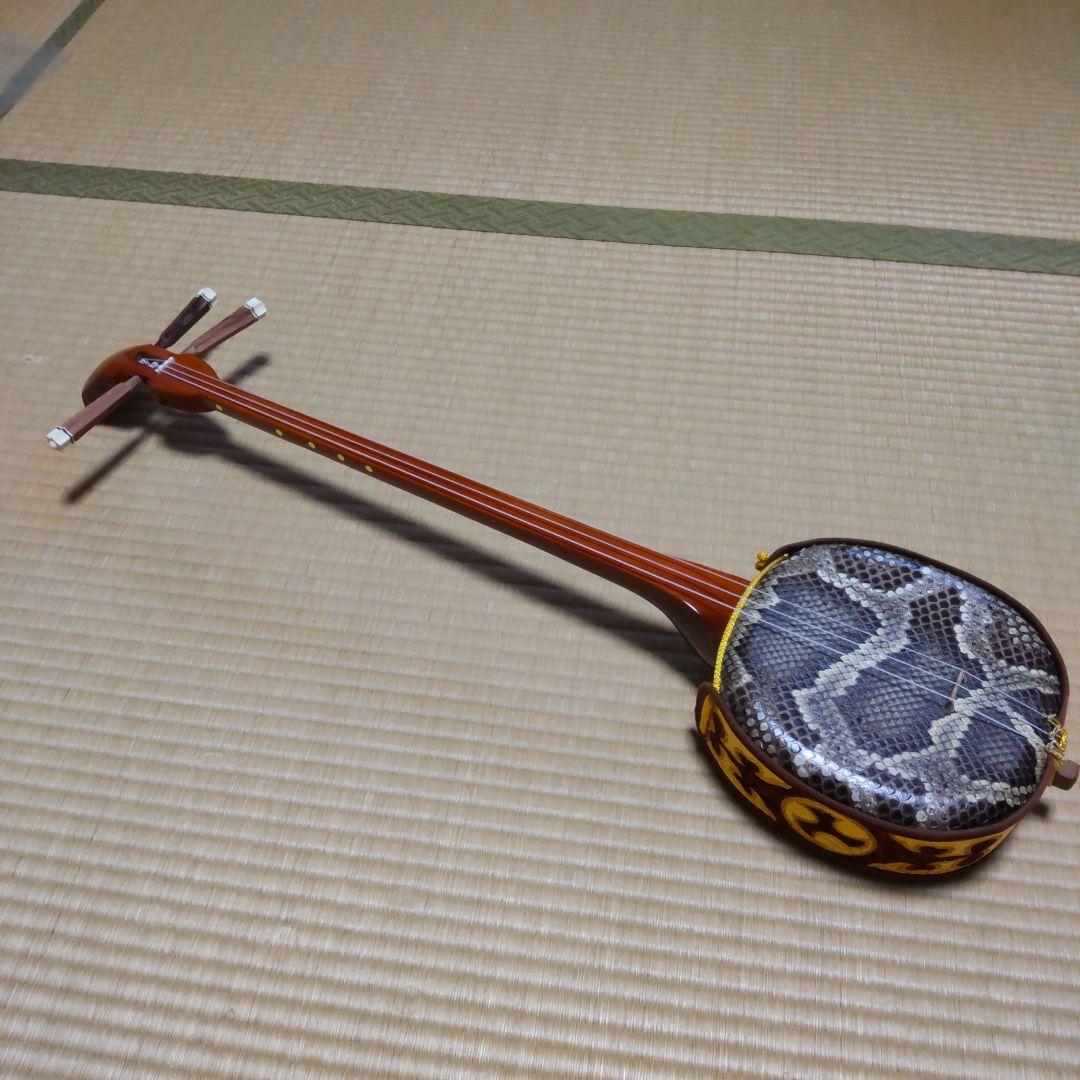 茶色の三線本体 蛇皮 3弦 スタンド付き